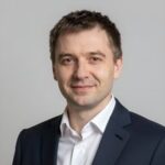Портрет уверенного российского предпринимателя на нейтральном фоне для раздела о банкротстве ИП