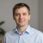 Портрет уверенного российского предпринимателя на нейтральном фоне для раздела о банкротстве ИП